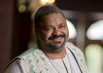 Arlindo Cruz visita a praia pela primeira vez após sofrer AVC