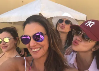 Mulher de Faustão curte férias com bailarinas do Domingão( FOTOS)