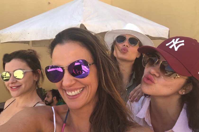 Mulher de Faustão curte férias com bailarinas do Domingão( FOTOS)