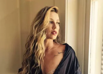 Luana Piovani choca ao postar foto pelada: “Minha bunda”