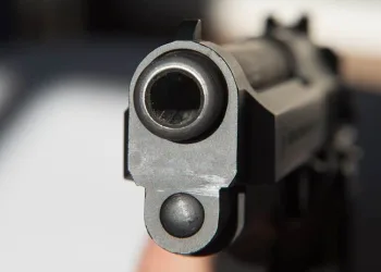 Mulher é alvo de bala perdida dentro do banheiro de casa no RJ