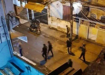 GUERRA ENTRE TRAFICANTES ASSUSTAM MORADORES DE COMUNIDADE NA ZONA OESTE!!