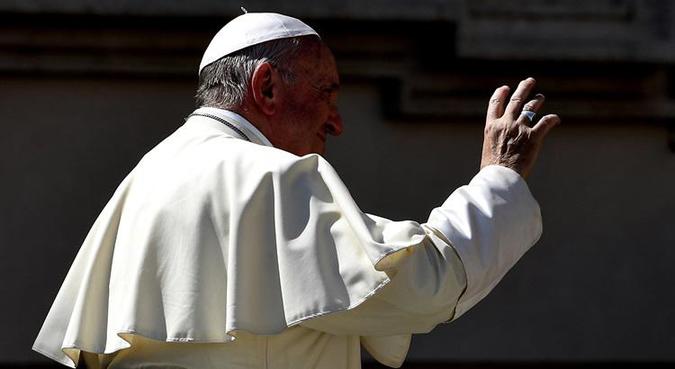 O papa năo quis fazer comentários sobre o texto no aviăo que o levou de volta de Dublin, e mais tarde afirmou que apenas 