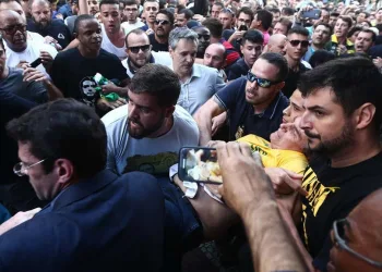 Ferimento deve impedir Bolsonaro de voltar às ruas antes do 1º turno
