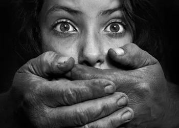 Menina de 13 anos é estuprada com consentimento da avó em troca de favores