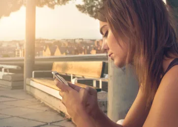 Estudo revela as mentiras que as pessoas contam em apps de paquera