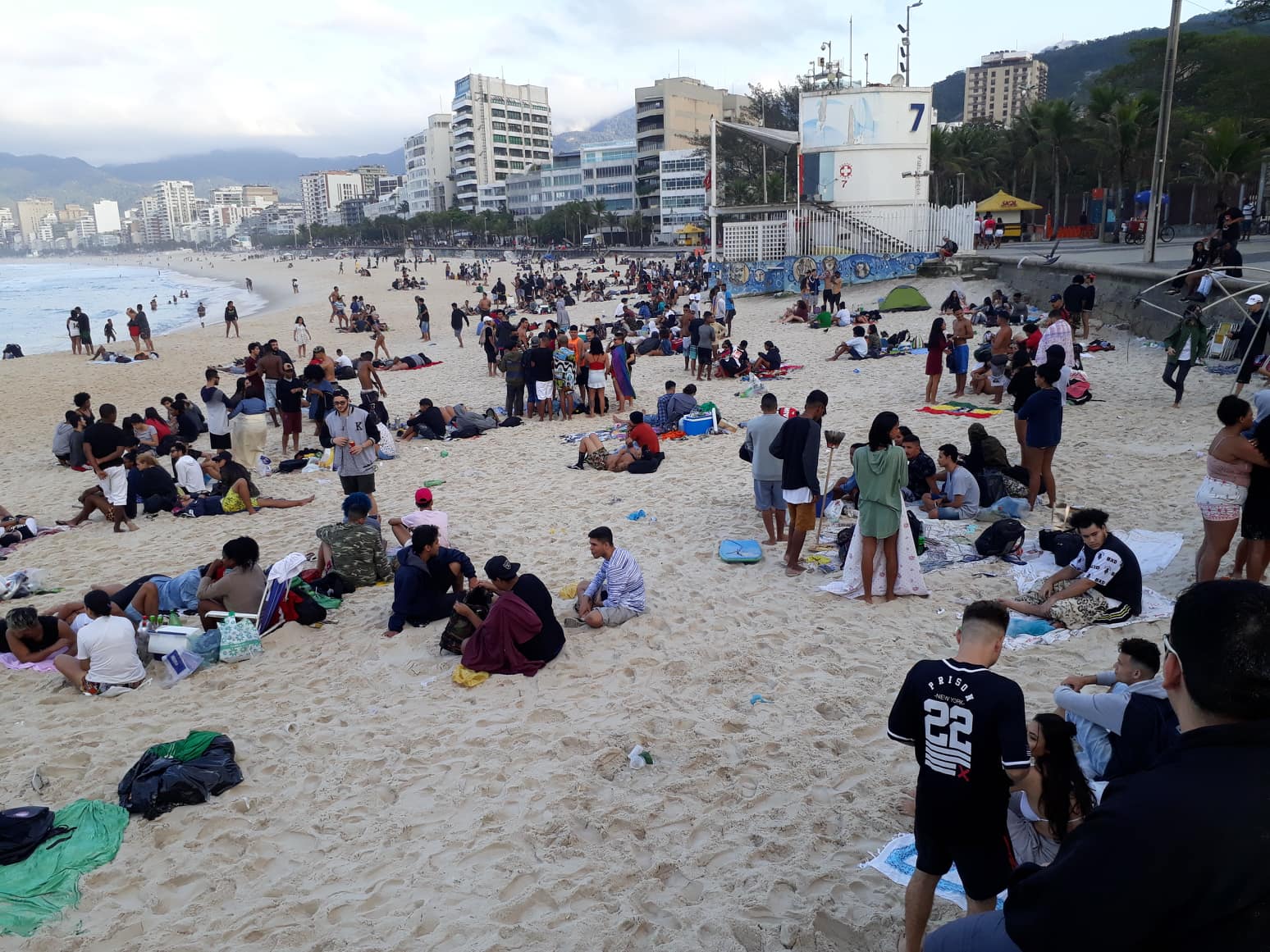 TRAGÉDIA NO RJ!! UM MORTO E TRÊS VITIMAS EM FESTA RAVE!!!( FOTOS)