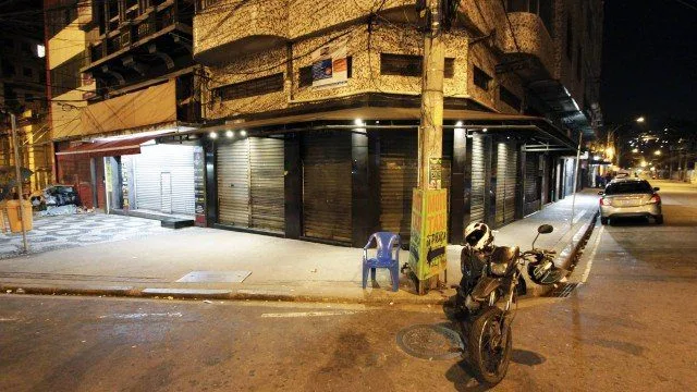 Pai morre ao tentar proteger filho de assalto em bar no Rio