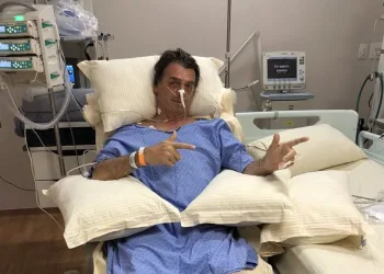Filho posta foto de Bolsonaro em primeira sessão de fisioterapia