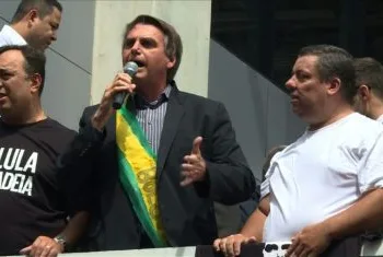 Mulheres se unem nas redes contra Bolsonaro