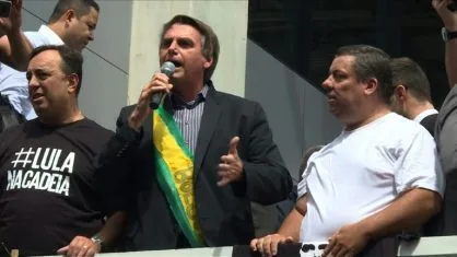 Mulheres se unem nas redes contra Bolsonaro