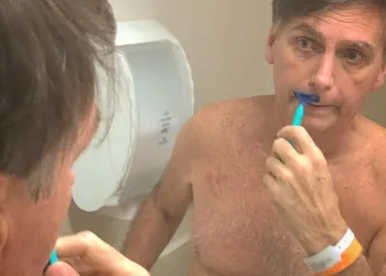 Bolsonaro aparece cuidando do visual: “Preparando para voltar à ativa”