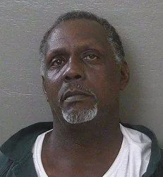 Homem é condenado a 20 anos de prisão por roubar 10 pacotes de cigarro