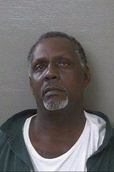 Homem é condenado a 20 anos de prisão por roubar 10 pacotes de cigarro