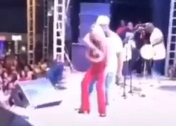 Fã de Ferrugem leva “sarrada” no palco e vídeo gera polêmica