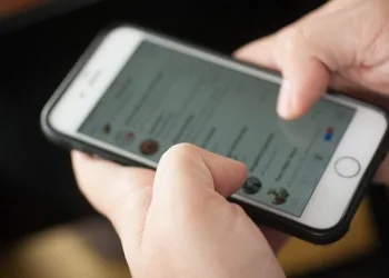 Traída, mulher espalha conversa do marido no trabalho da amante