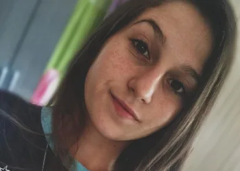 Casaco fica preso em porta de ônibus e jovem morre após ser arrastada