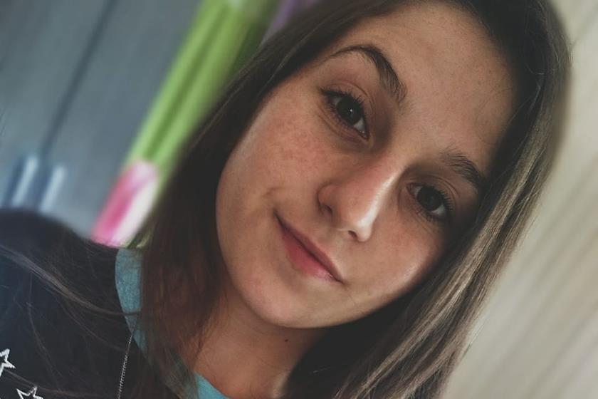 Casaco fica preso em porta de ônibus e jovem morre após ser arrastada