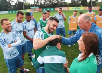 Menino cego que a mãe narra jogo visita time do coração