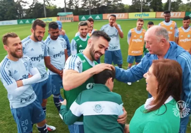 Menino cego que a mãe narra jogo visita time do coração