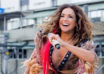 DANIELA MERCURY COMANDA PASSEATA CONTRA BOLSONARO EM SALVADOR