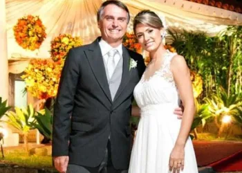Esposa de Bolsonaro é 25 anos mais nova e tem estilo discreto; conheça