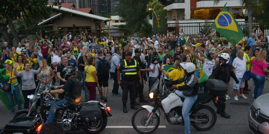 No Rio, apoiadores de Bolsonaro hostilizam equipe de TV da Globo
