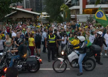 No Rio, apoiadores de Bolsonaro hostilizam equipe de TV da Globo
