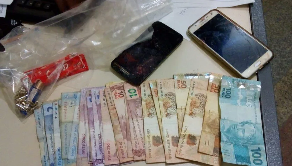 Bandido é morto após roubar posto de gasolina com réplica de fuzil no RJ