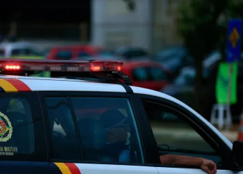 marido tenta agredir esposa e apanha com cabo de vassoura