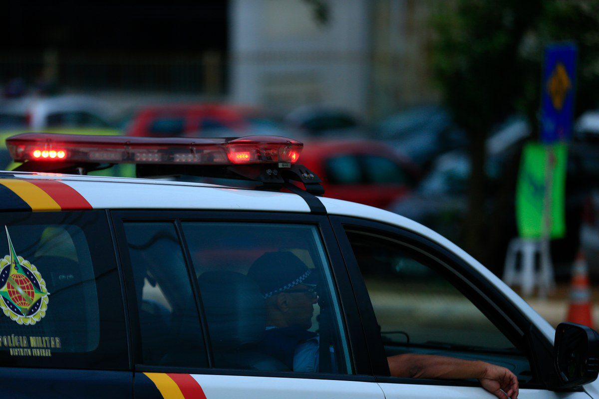 marido tenta agredir esposa e apanha com cabo de vassoura