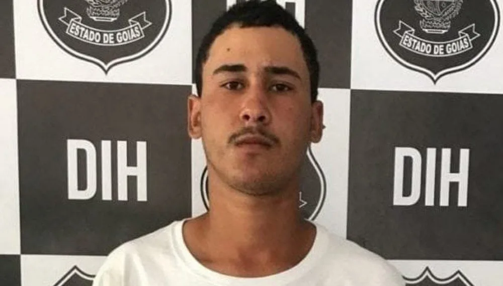 Jovem  mata namorado a facadas e riscou iniciais na barriga da vítima