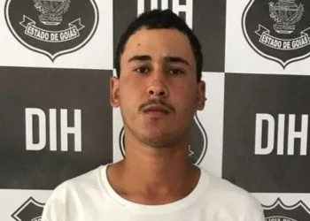 Jovem  mata namorado a facadas e riscou iniciais na barriga da vítima