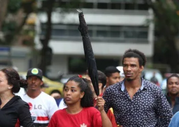 Moradores  protestam contra morte de homem que teve guarda-chuva confundido com fuzil no RJ!!