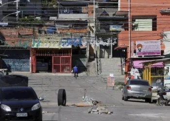 Tráfico atira contra helicóptero da Polícia Civil durante operação na Vila Kennedy
