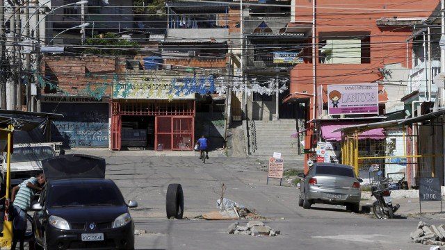 Tráfico atira contra helicóptero da Polícia Civil durante operação na Vila Kennedy