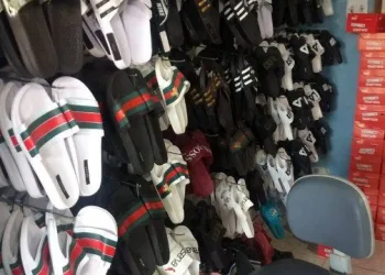 Polícia apreende 20 mil pares de calçados em ‘atacadão da milícia’ em Campo Grande