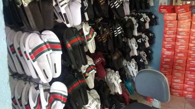 Polícia apreende 20 mil pares de calçados em ‘atacadão da milícia’ em Campo Grande