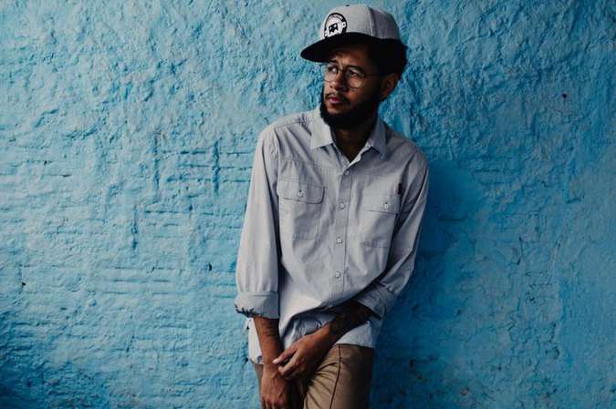 Emicida é cantor, compositor, desenhista e produtor musical. Suas músicas săo politizadas e caracterizadas pela crítica social. Foto: José de Holanda/Divulgaçăo