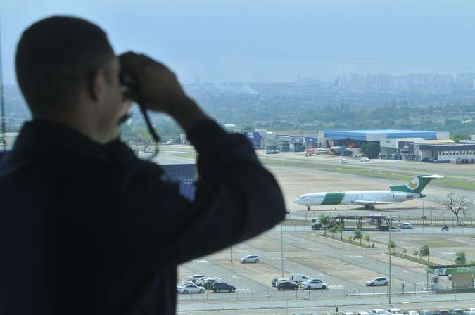Quem trabalha na torre lida visualmente com os aviőes, observando aterrissagens, decolagens e o taxiamento(foto: Minervino Junior/CB/D.A Press)