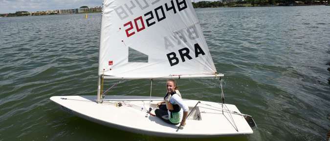 Julia Sampaio é competidora de vela na categoria em dupla(foto: Ed Alves/CB/D.A Press)