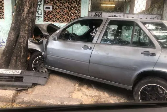 Motorista em carro desgovernado atropela seis meninas no RJ!!