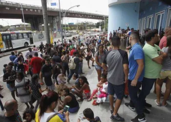 Seções registram filas por causa de urnas quebradas e biometria