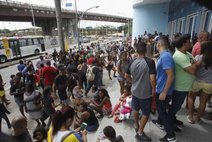 Seções registram filas por causa de urnas quebradas e biometria