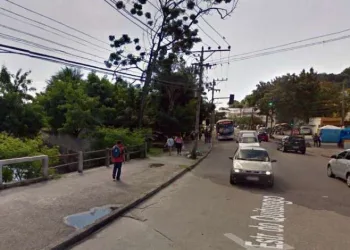 PM se joga em rio para escapar de bandidos durante assalto no RJ