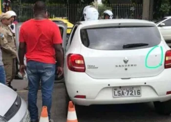 Carro com cadáver é abandonado em frente á uma Faculdade no RJ!!