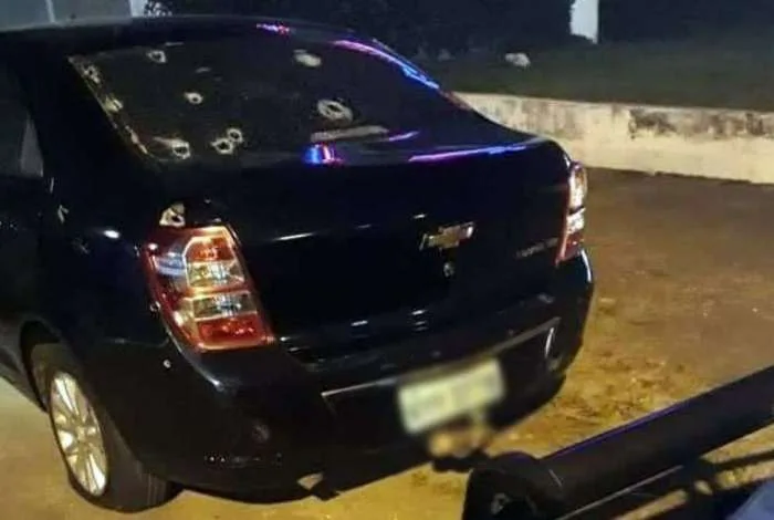 Bandidos trocam tiros com a polícia e roubam carro para fuga em Bairro na Zona Oeste!!