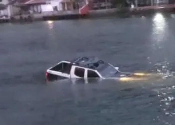 Viatura da Polícia Civil cai em canal na Zona Oeste!!