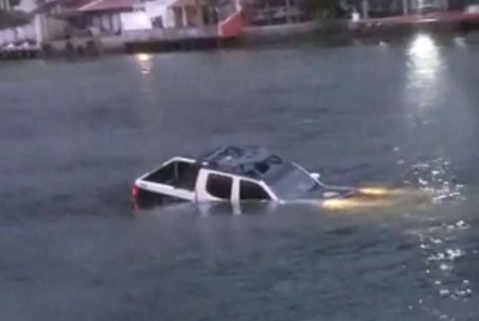 Viatura da Polícia Civil cai em canal na Zona Oeste!!