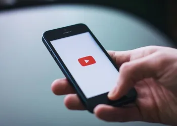 YouTube ganha miniplayer que permite usuário navegar enquanto assiste vídeos